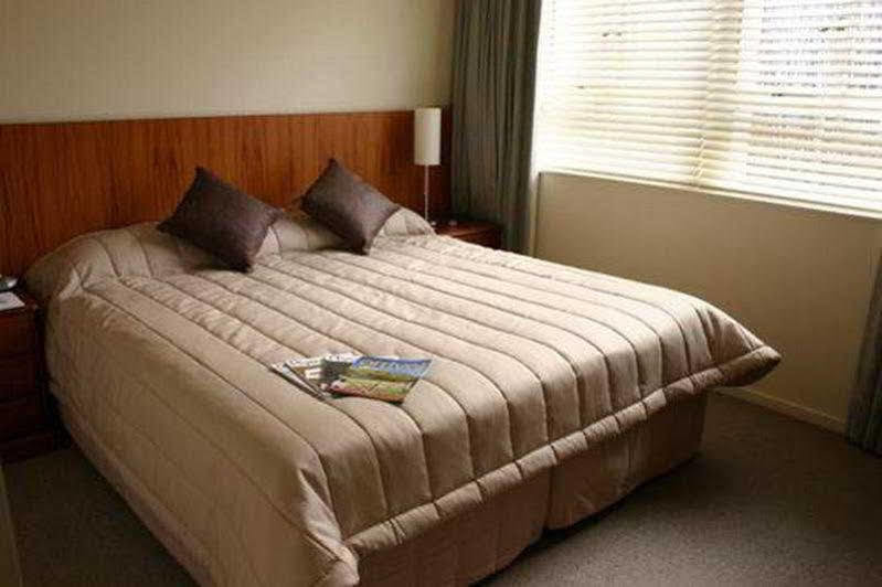 The Poplars Apartment Hotel Christchurch Bagian luar foto